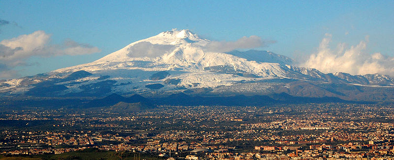 Gora Etna, ki se dviguje nas predmestjem Katanije. (Fotografija: BenAveling)