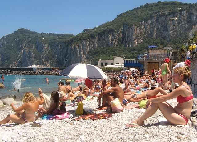 Prijetna spiaggia v bližini glavnega pristanišča.